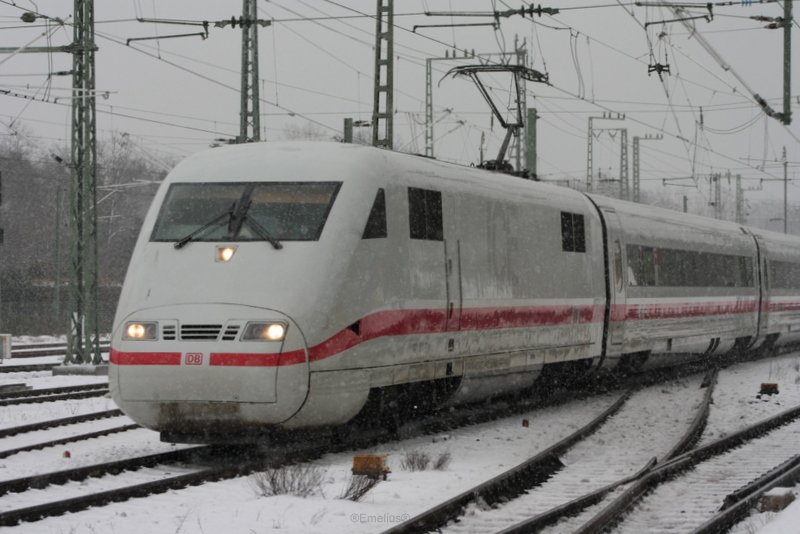 Auch dieser ICE401 kam durch Frankfurt Stadion.

Patrick E.