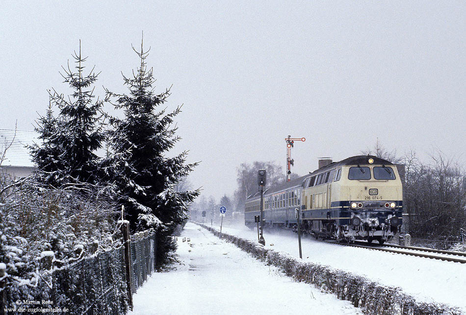 Auch im Jahr 1985 gab es Winter - und trotz dem waren die Z�ge p�nktlich! Am zweiten Tag des Jahres 1985 f�hrt die Braunschweiger 216 074 mit dem N7662 von Paderborn nach Bielefeld, fotografiert nahe Paderborn Nord.