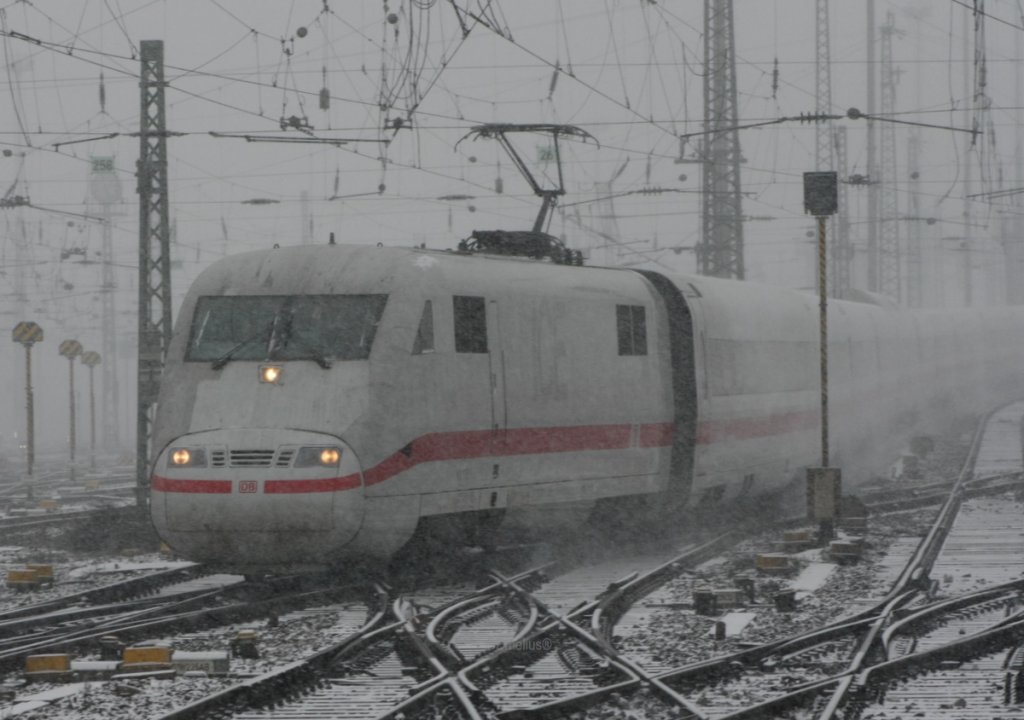 Auch dieser Schweiz ICE1 kam nach Frankfurt. Man erkennt deutlich das Schneechaos. 

Patrick E.
