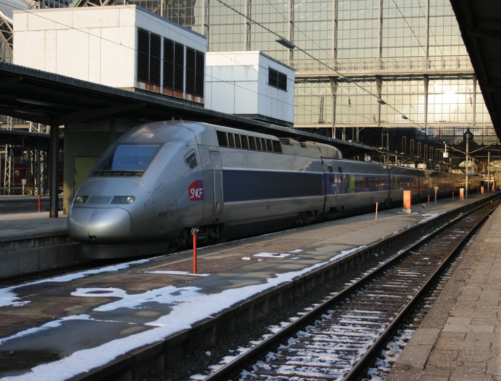 Auch dieser TGV steht im Franfkurter Hbf und wartet am fr�hen Abend auf Abfahrt gen Frankfreich.

Patrick E. 