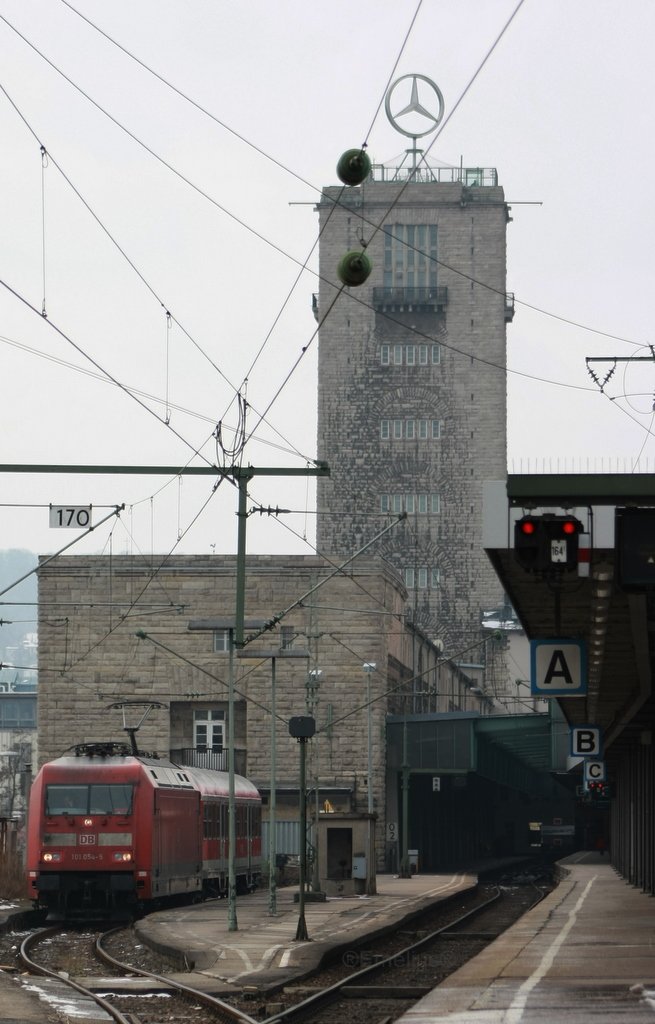 Auch dieser Turm verleirt bald seine Bedeutung wenn der Hauptbahnhof im Erdboden versinkt. Interesant ist auf Gelsi 170 die 101er mit nur einem N-Wagen.

