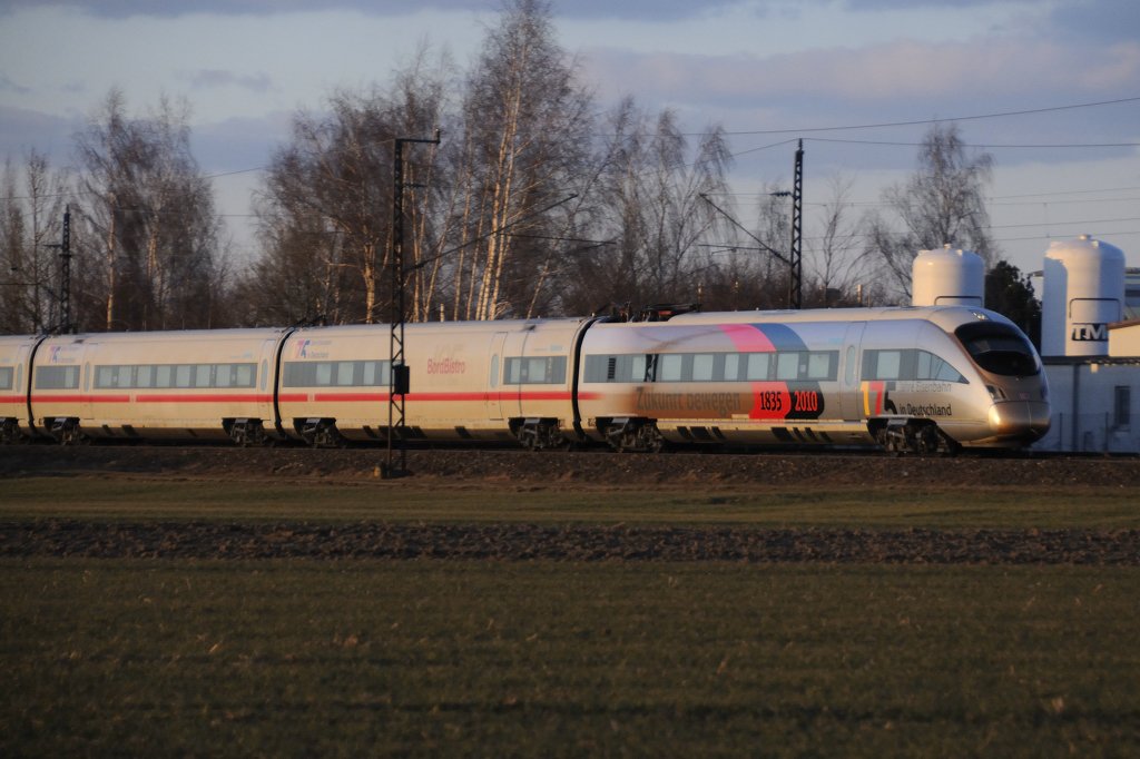 Auch die Wagen tragen dezente Hinweise auf das Bahnjubil�um. (415 022 kurz vor Gersthofen, 05.03.2010).