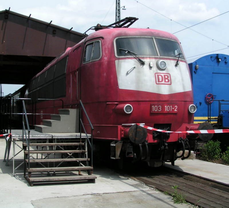 Auch wenn sie Orientrot mit Saberl�tzchen ist war die 103 101-2 mal eine Lufthansa Lok. Hier ausgestellt in Kranichstein.

