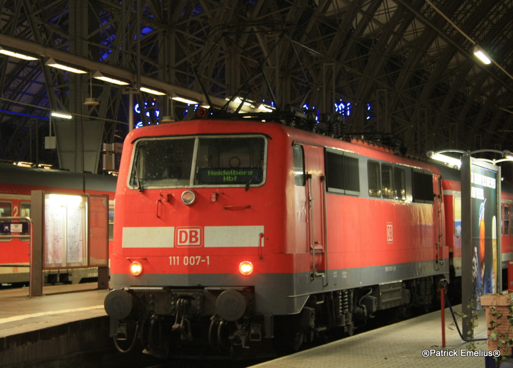 Auch wieder nicht das Idelste, aber ich hoffe es gef�llt. Die 111 007 mit einem RE nach Heidleberg am Abend des 17.04.2010 im Frankfurter Hauptbahnhof.