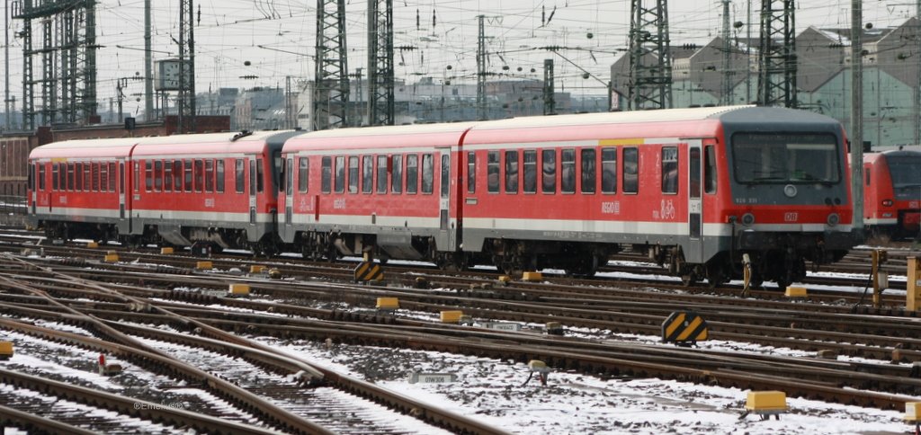 Auch diese zwei Vt628.2 stehen hier abgestellt und werden am Wochenende die 218 Ersetzen. Der Grund sind die Anwohner die sich �ber das Dr�hnen und R�hren der 218 beschwerten.

Patrick E.