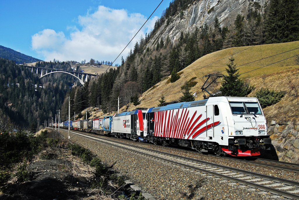 Auf der Brennertrasse konnte das frisch gewaschene Teufelzebra mit 185 664 in St. Jodok gesichert werden.
Augenommen am 19.02.2011
