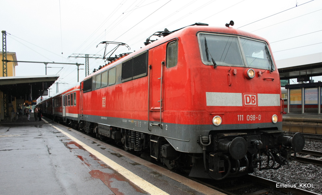 Auf dem Heimweg nach Franfkurt regnete es wie verr�ckt und die 111 098-0 raste wie verr�ckt gen Frankfurt. Aufgenommen am 28.07.2010 im Fulderer ZOB