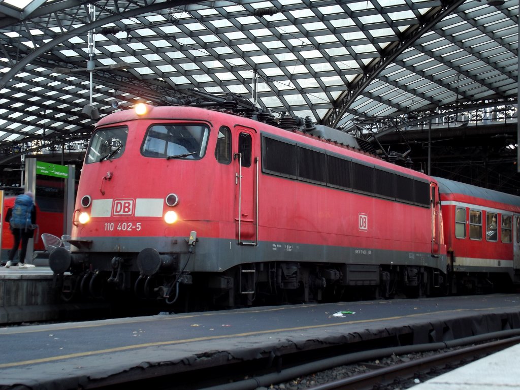 Auf dem weg nach wesel. 110 402 wird sich in k�rze mit dem re 30528 in bewegung setzen.