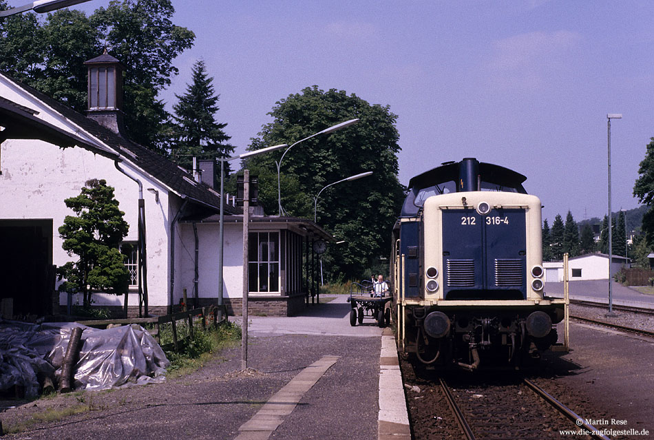 Auf dem Weg von Remscheid Lennep nach Wipperf�rth legt der, mit der Wuppertaler 212 316 bespannte, N6071 in H�ckeswagen einen kurzen Halt ein. 24.7.1985