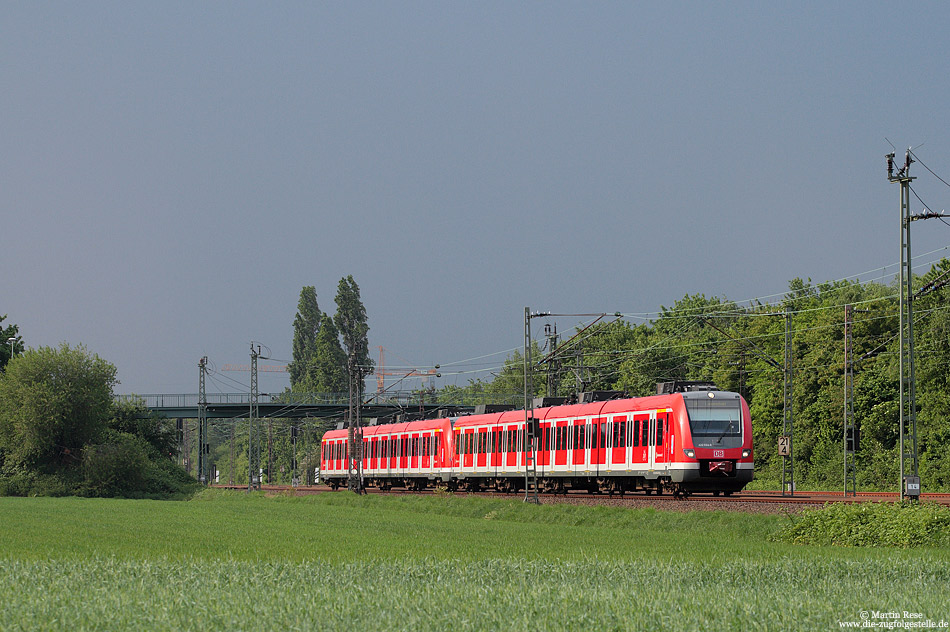 Aufgrund von PZB-St�rungen durfte die Baureihe 422 von April bis Anfang Juni 2011 nur mit Einschr�nkungen (Vmax 100km/h und zweiter Mann auf dem F�hrerstand) eingesetzt werden! So kam diese Baureihe u.a. auf der S68 zum Einsatz, wo sich die Versp�tung aufgrund der verminderten Geschwindigkeit in Grenzen hielt. Vor einer heranziehenden Gewitterfront erreicht der 422 024 in K�rze Langenfeld (Rheinland). 29.4.2011
