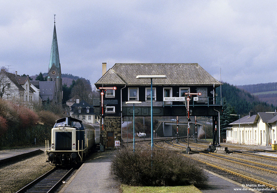 Aus L�denscheid kommend f�hrt die Hagener 212 081 mit dem N6169 in Br�gge ein. Nach dem Fahrtrichtungswechsel setzt der Zug seine Fahrt nach Dortmund Hbf fort. 26.3.1986