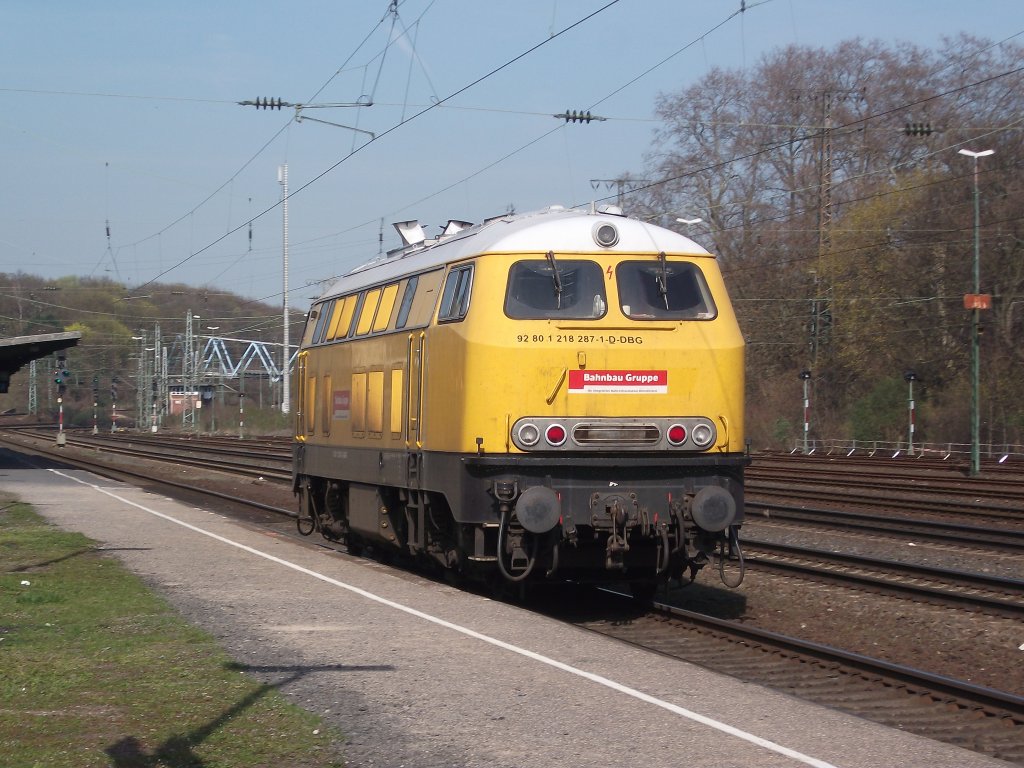Bienengelb wird es auch ab und an in k�ln west. 218 287 paasiert den gleich namigen bahnhof richtung k�ln hbf.