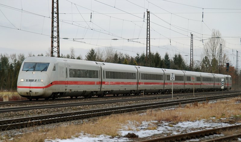 Bis vor kurzem gab es sie nur im Doppel auf der Strecke Donauw�rth-Augsburg! Eine Einzelgarnitur ICE2 auf der Fahrt Richtung M�nchen. Aufgenommen am 18.01.10, bei der Durchfahrt durch Gersthofen, Strecke Donauw�rth-Augsburg.