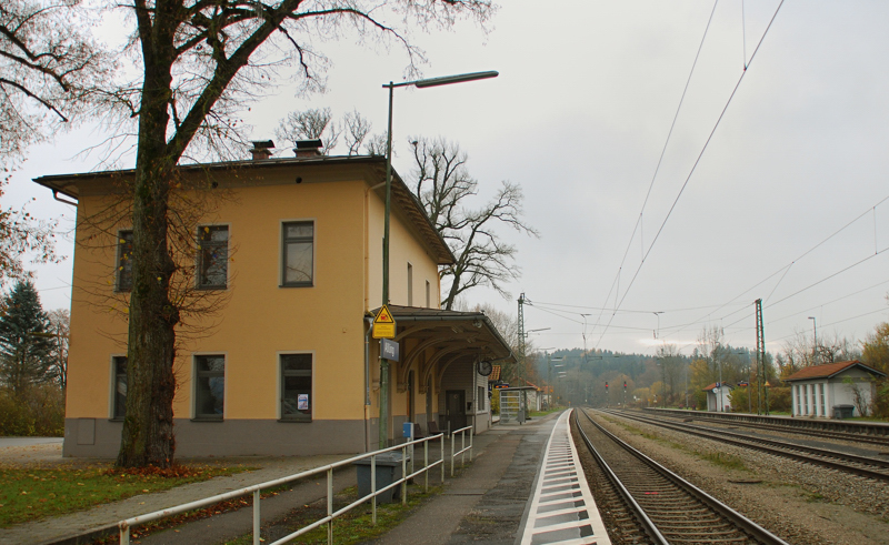Blick von Norden nach S�den im Bahnhof A�ling. Links das Gleis Richtung M�nchen. Mitte, Durchfahrt Richtung Salzburg. Rechts das Haltegleis der RB Richtung Salzburg. Aufgenommen am 11.11.12.