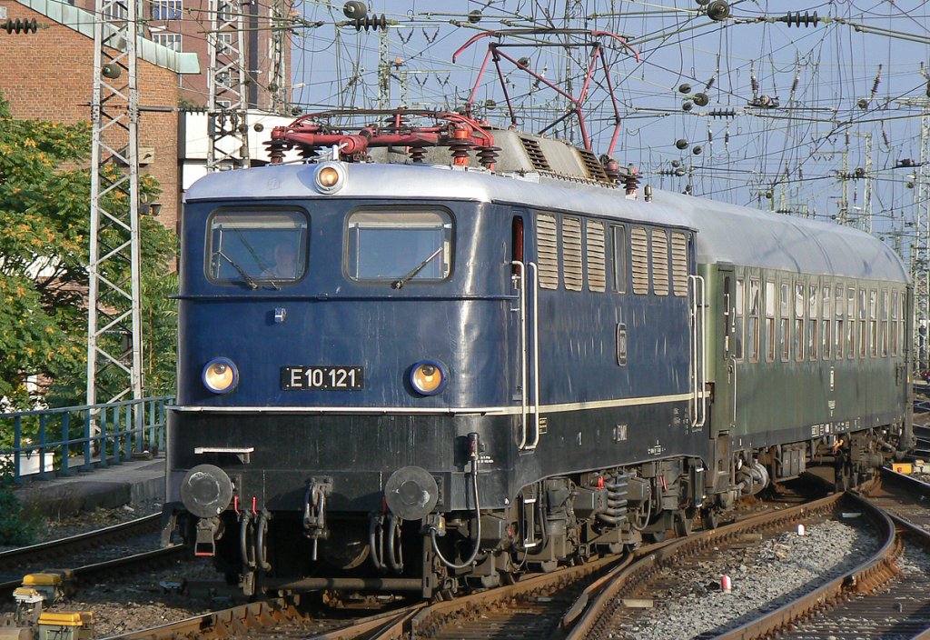 Bonus Bild : E10 121 mit Sonderzug bei der Einfahrt in K�ln Hbf am 12.09.2009