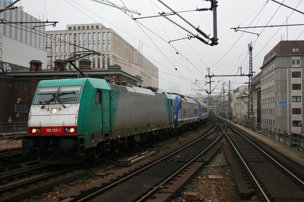 BR 186 130 mit 370 070 vor dem Nachtzug aus Saratow in Bln-Friedrichstrasse