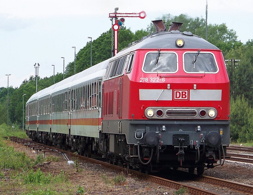 Br 218 322-6 kommt aus der Kaserne. Er war auch gleichzeitig der letzte IC der in die Kaserne gefahren ist. Ab heute kommt der IC nur noch in den Bahnhof Munster und steht dort 2 Stunden lang rum. (11.06.10)