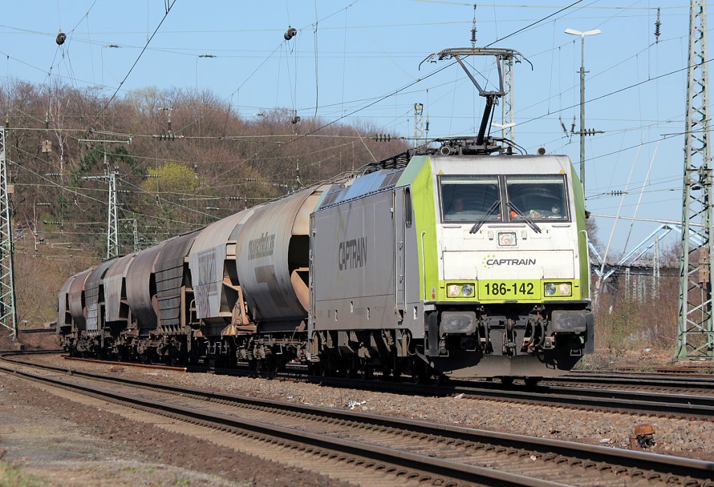 Captrain´s 186 142 mit Getreidezug in K�ln West am 19.03.2011