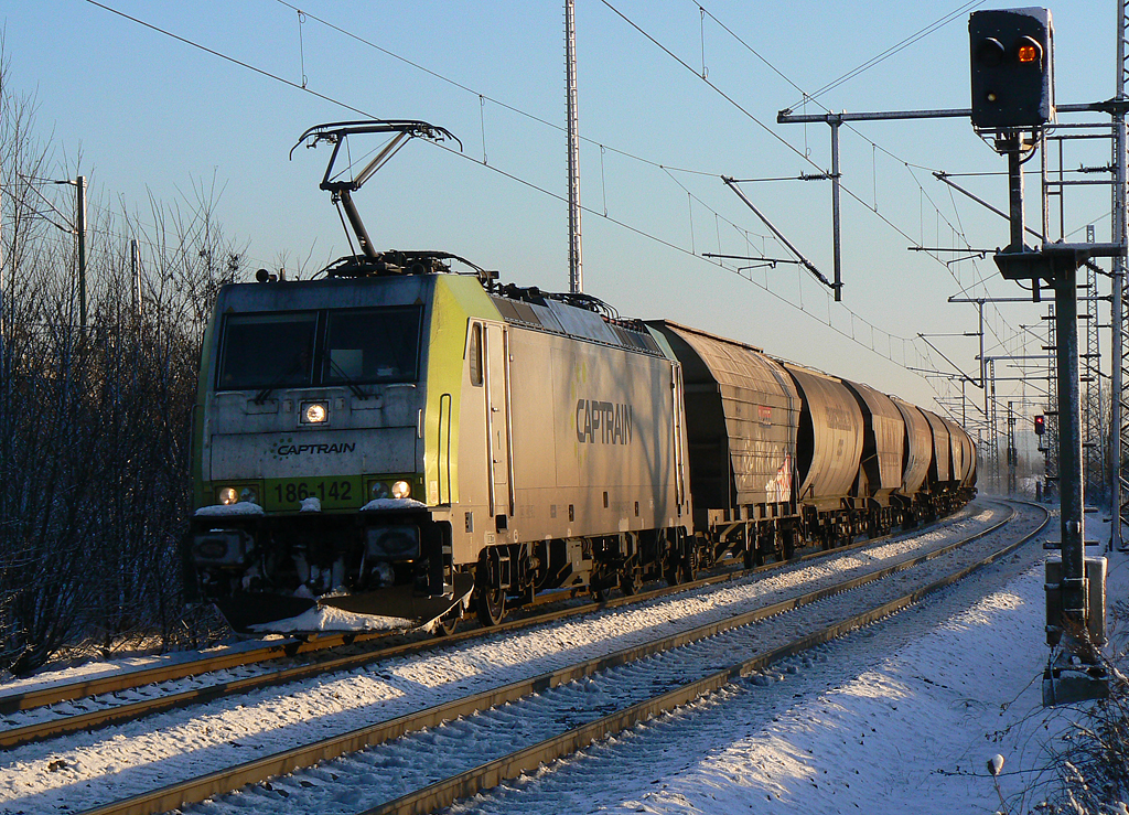Captrain´s 186 142 in Porz Wahn am 18.12.2010