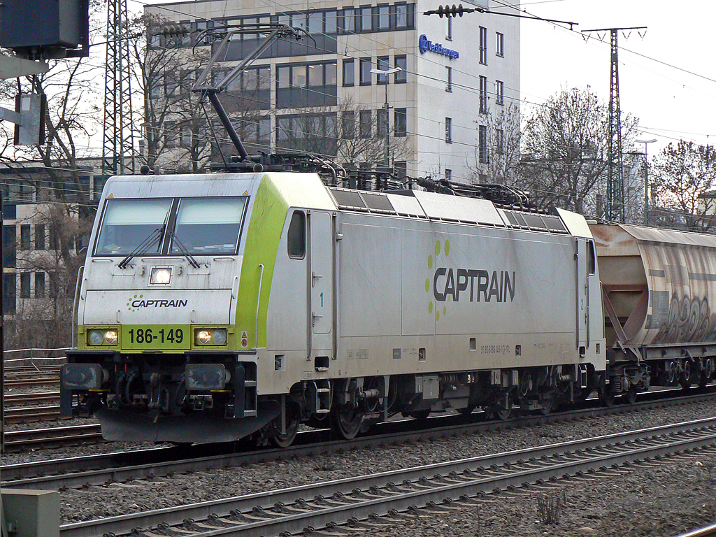 Captrain´s 186-149 mit Getreidezug in K�ln West am 17.01.2011