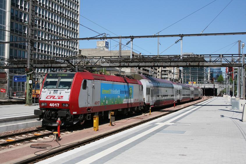 CFL Reihe 4000 �hnlich der Baureihe 185 Mehrsystem mit Doppelstockzug in Luxemburg HBF