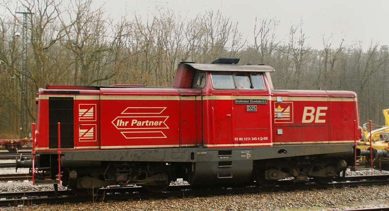 D25, 211 345-4, der Bentheimer Eisenbahn AG, aufgenommen am 26.03.11, bei der Durchfahrt durch Neuoffingen.