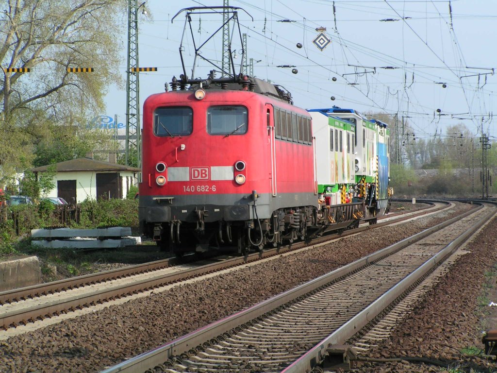 Da hat die 140 682-6 eine ganz besondere Fuhre am haken. Es muss richtung China gehen doch wei� Ich nicht genau was das f�r ein Dingel ist. Hier in Mainz-Kastel.

Patrick E.