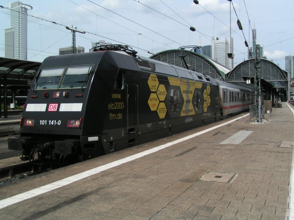 Da sieht die 101 141-0 noch gut aus. Es ist ein Hochsommertag und die 101 wird echt gut ausgeleuchtet.

Patrick E.