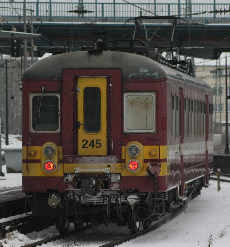 Da soll noch einer sagen bei uns in Deutschland fahren vieler Oldtimer. Diesen Belgischen Triebzug gesehne in Aacehn Hbf. Sie fuhr wenn man in Richtung Aachen West steht nach links eine steile Rampe hoch.

Patrick E.