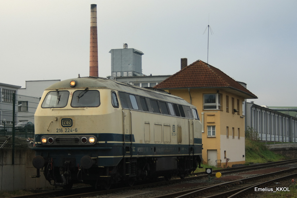 Dann die 216 224 am ehemaligen Stellwerk in Frankenberg an der Eder. Aufgenommen am 23.10.2010