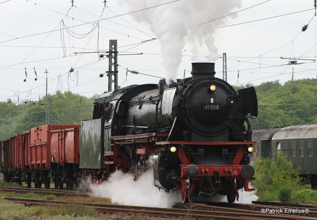 Dann kam mit m�chtig Dampf die Ochsenlok 41 018 aus dem Bahnpark Augsburg. Sie wummerte herrlich am 13.05.2010 durch die Parade in Kranichstein.