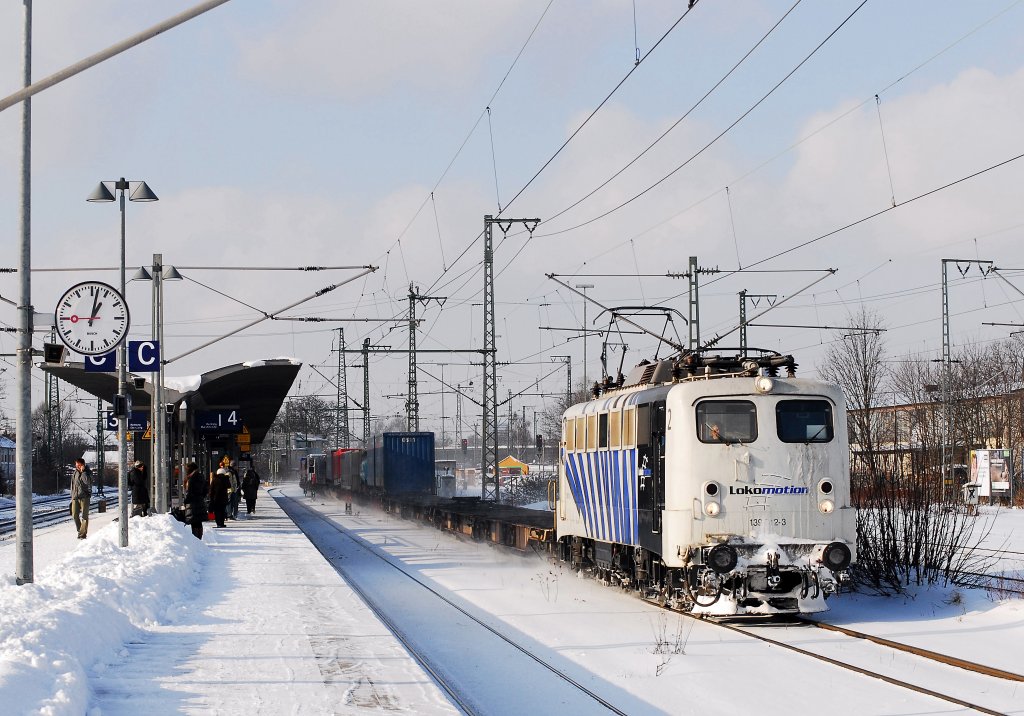 Das 139er Zebra ist �berall beliebt, an diesem Tag kam 139 312 mit einem KLV -Zug Richtung Rosenheim.
Aufgenommen am 16.12.2010 in Trudering Bhf