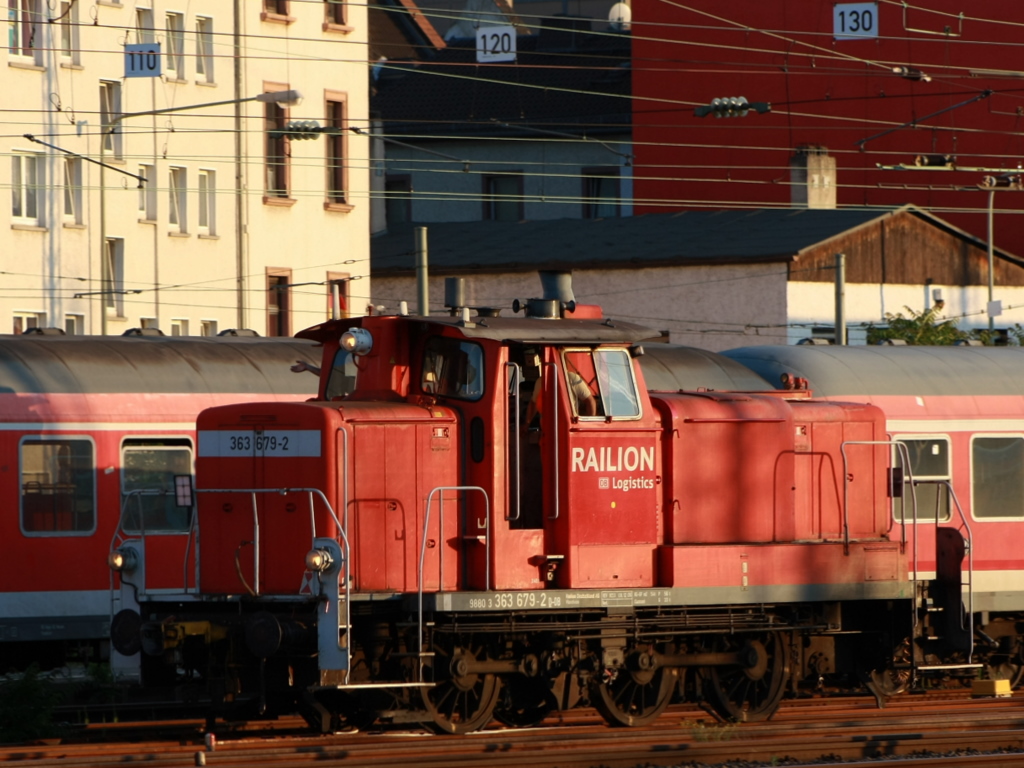 Das Dreibeinige Rangiermoped 363 679-2 im Vorfeld des Frankfurter Hbf´s.