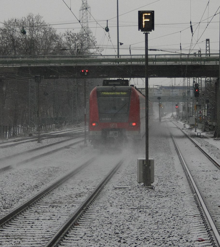 Das F f�r Frankfurt Hbf simbolisiert in Ffm-Griesheim das der Fahrweg eben in diese Richtung legt. Der 423 der S-Bahn Rhein-Main sieht kurz nach der Abfahrt eien kleine aber sch�ne Schleppe hinter sich her.

Patrick E.