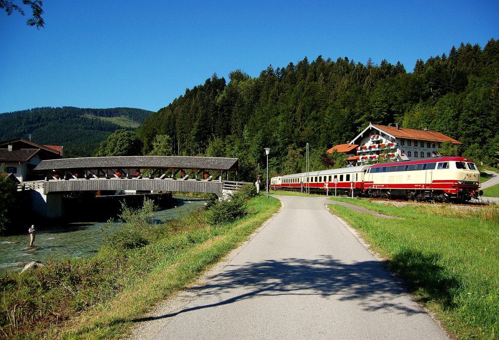 Das klein Beschauliche �rtchen Eisen�rzt liegt etwa 10 km von Traunstein entfernt.
Hier konnte bei Kaiserlichem Wetter der TEE mit 103 184 + 218 105 aufgenommen werden.