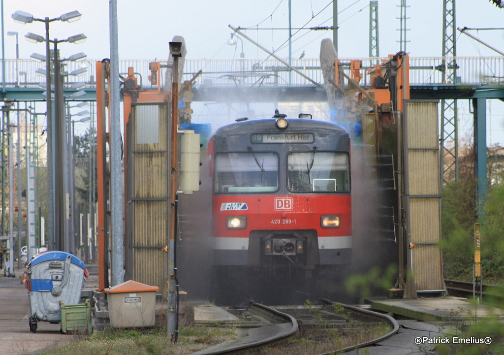 Das  sehr  h�bsche Gesicht des 420 298 hat soeben die Waschanlage verlassen. Am 11.04.2010 aufgenommen von einem �ffentlichen Weg aus.