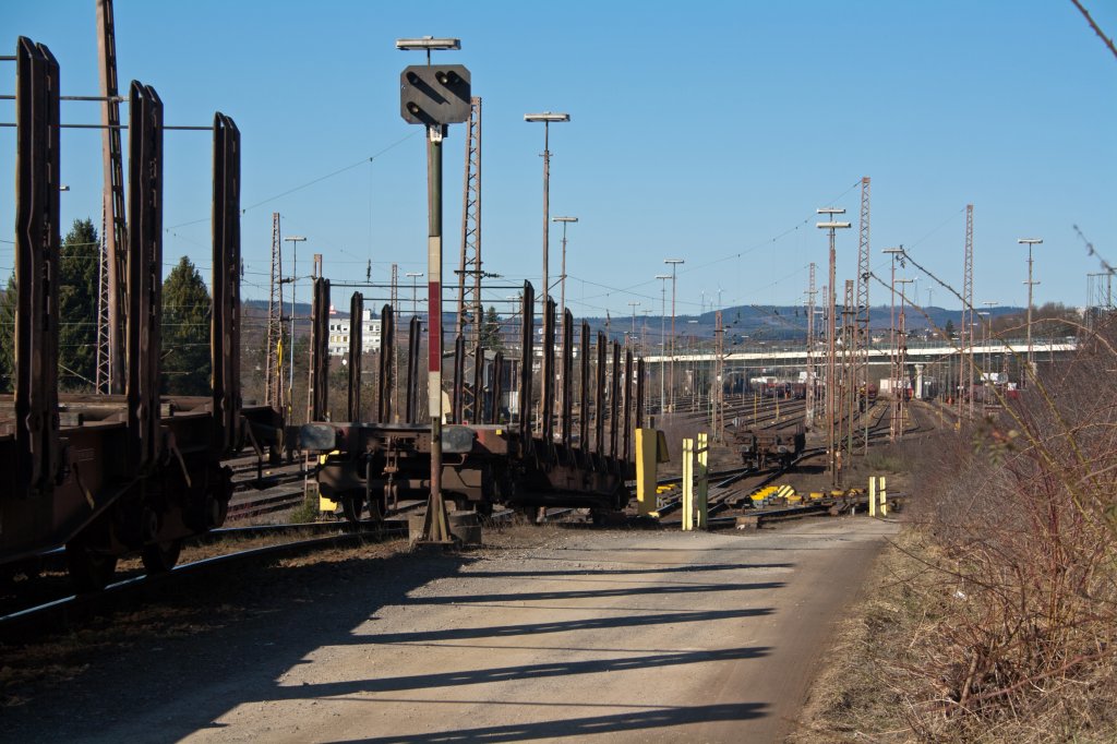 Das sortieren von G�terwagen am Kreuztaler Ablaufberg am 07.03.2011