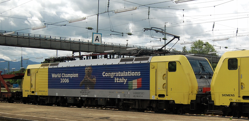 Das waren noch Zeiten. ES 64 F4-017, aufgenommen am 08.07.08, bei der Durchfahrt durch Rosenheim.