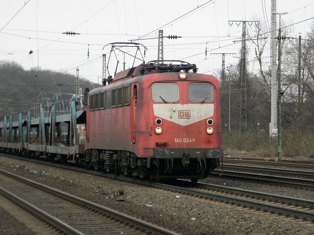 DB 140 024-1 mit einem Leeren Autozug in K�ln West am 12.2.2011