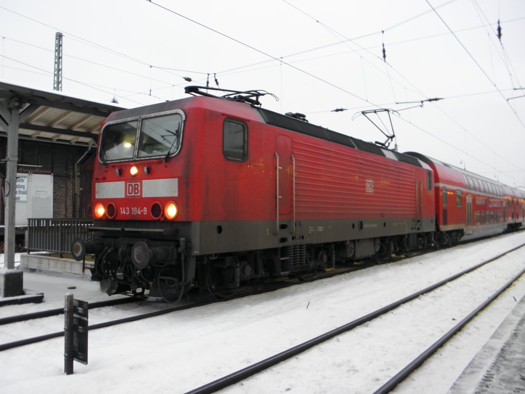 DB 143 194-4 mit dem RB27 in Beuel am 20.12.10. Gru� an den Tf !