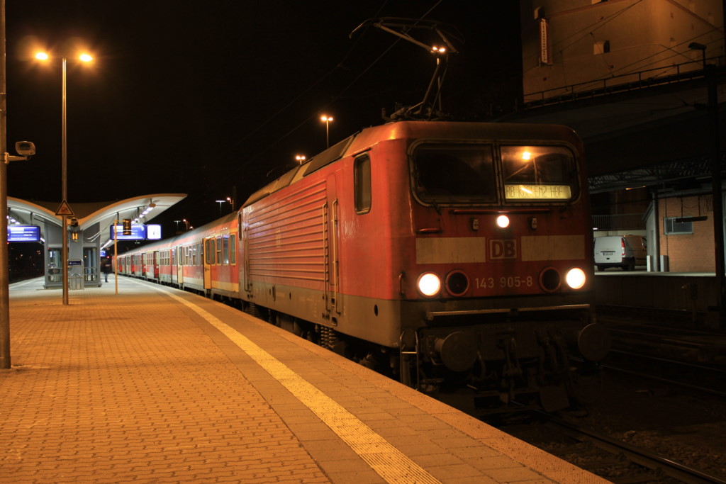 DB 143 905 auf dem Weg nach Trier am 19.01.2010 in Koblenz Hbf