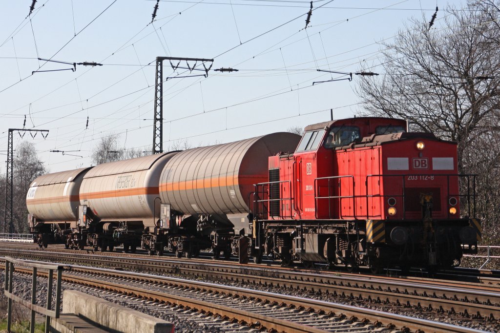 DB 203 112 (i.E. f�r Duisportrail) zieht am 7.3.11 einen kurzen Kesselwagenzug durch Duisburg-Neudorf