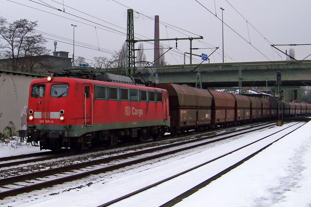 DB Cargo 140 169-4 f�hrt durch Hamburg-Harburg richtung Maschen. (06.02.10)