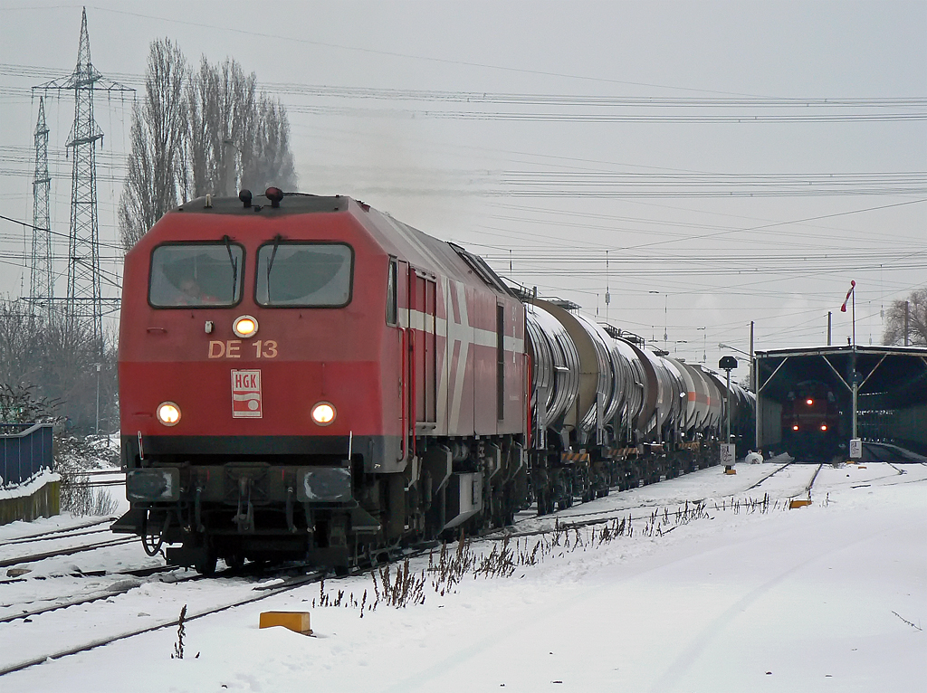 DE 13 der HGK macht sich mit ihrem Kesselzug auf den Weg rtg K�ln Gremberg, aufgenommen in Br�hl Vochem am 28.12.2010