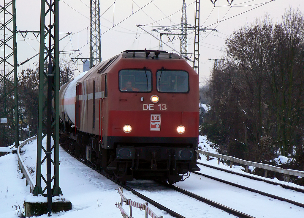 DE 13 der HGK mit Kesselzug kurz vor der K�lner S�dbr�cke am 27.12.2010