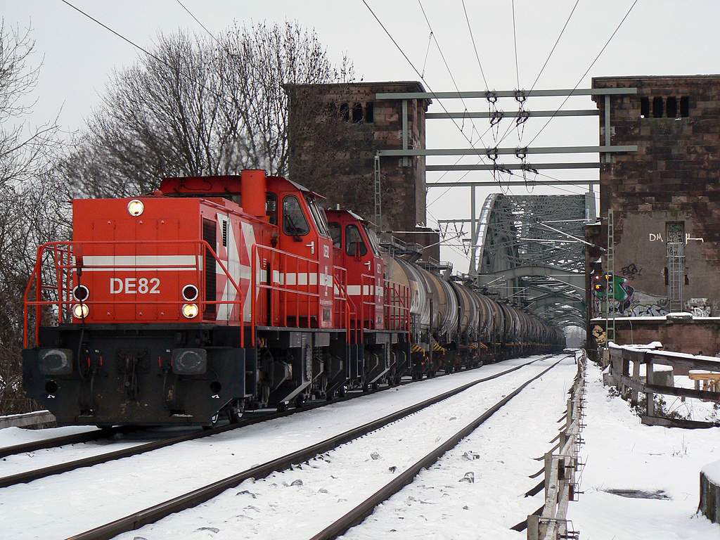 DE 82 und DH 72 der HGK mit Kesselzug an der K�lner S�dbr�cke am 27.12.2010