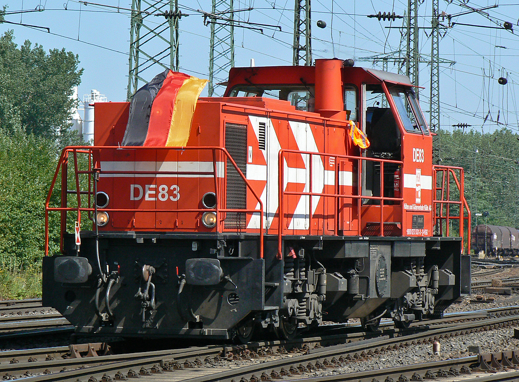 DE 83 der HGK zeigt Flagge zum heutigen WM-Halbfinale gegen Spanien , Gremberg 07.07.2010