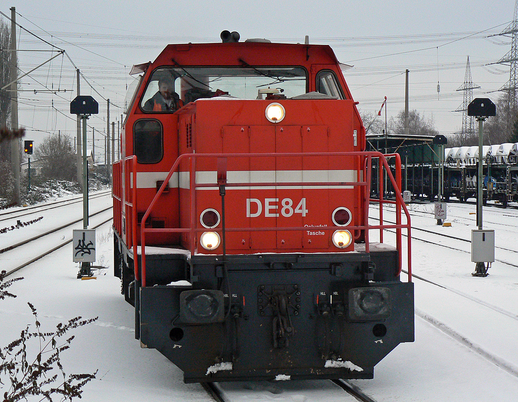DE 84 auf dem Weg rtg BW Vochem aufgenommen an der Stra�enbahnhaltestelle Br�hl Vochem am 28.12.2010
