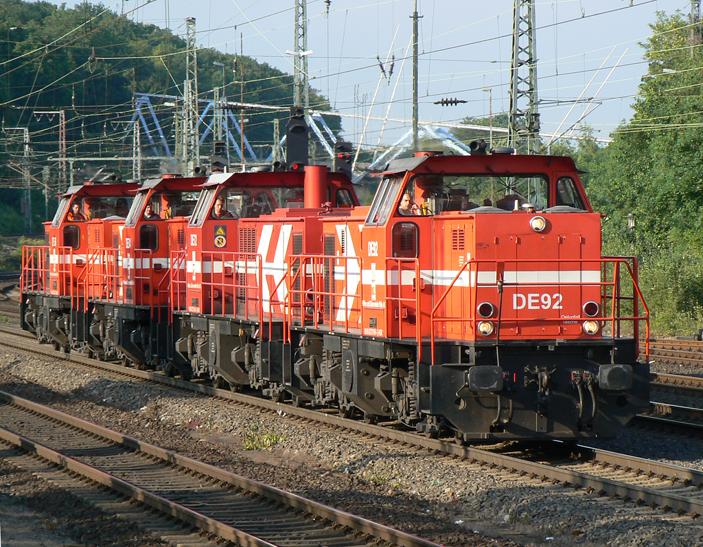 DE 92 der HGK mit drei weiteren Schwesterloks in K�ln West am 02.06.2010