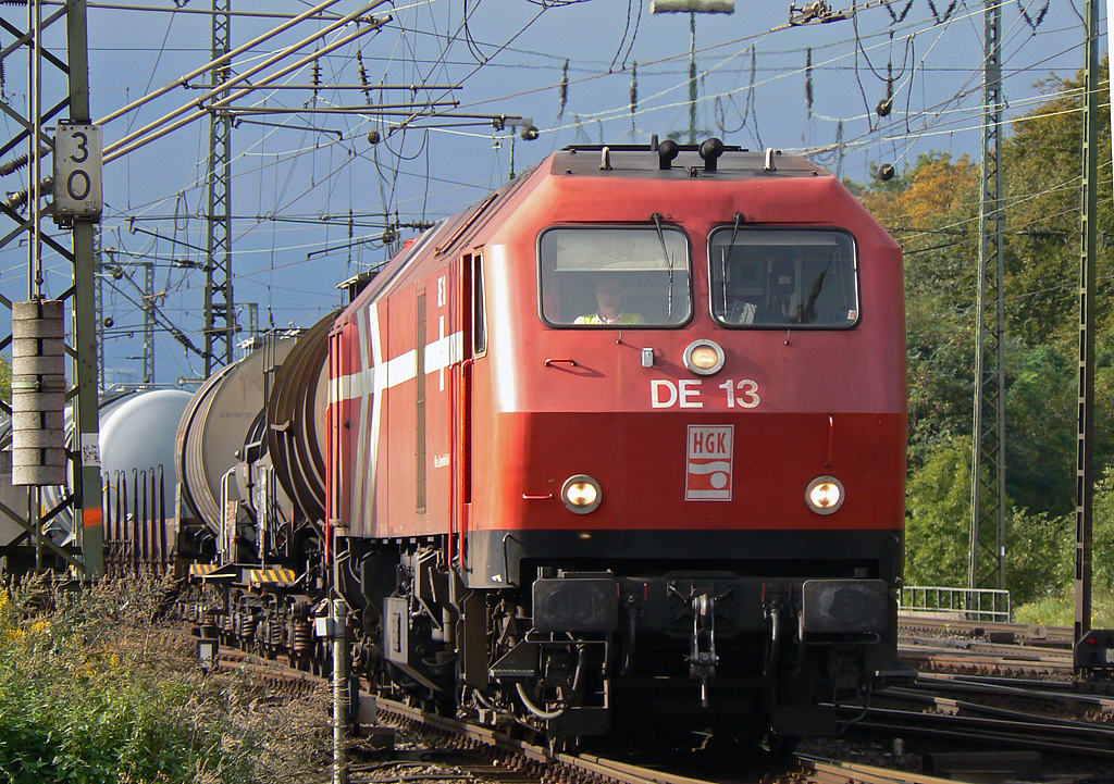 DE13 ..... !!! Sie  brumselt  wieder auf den Schienen rundum K�ln , hier in Gremberg am 05.10.2010